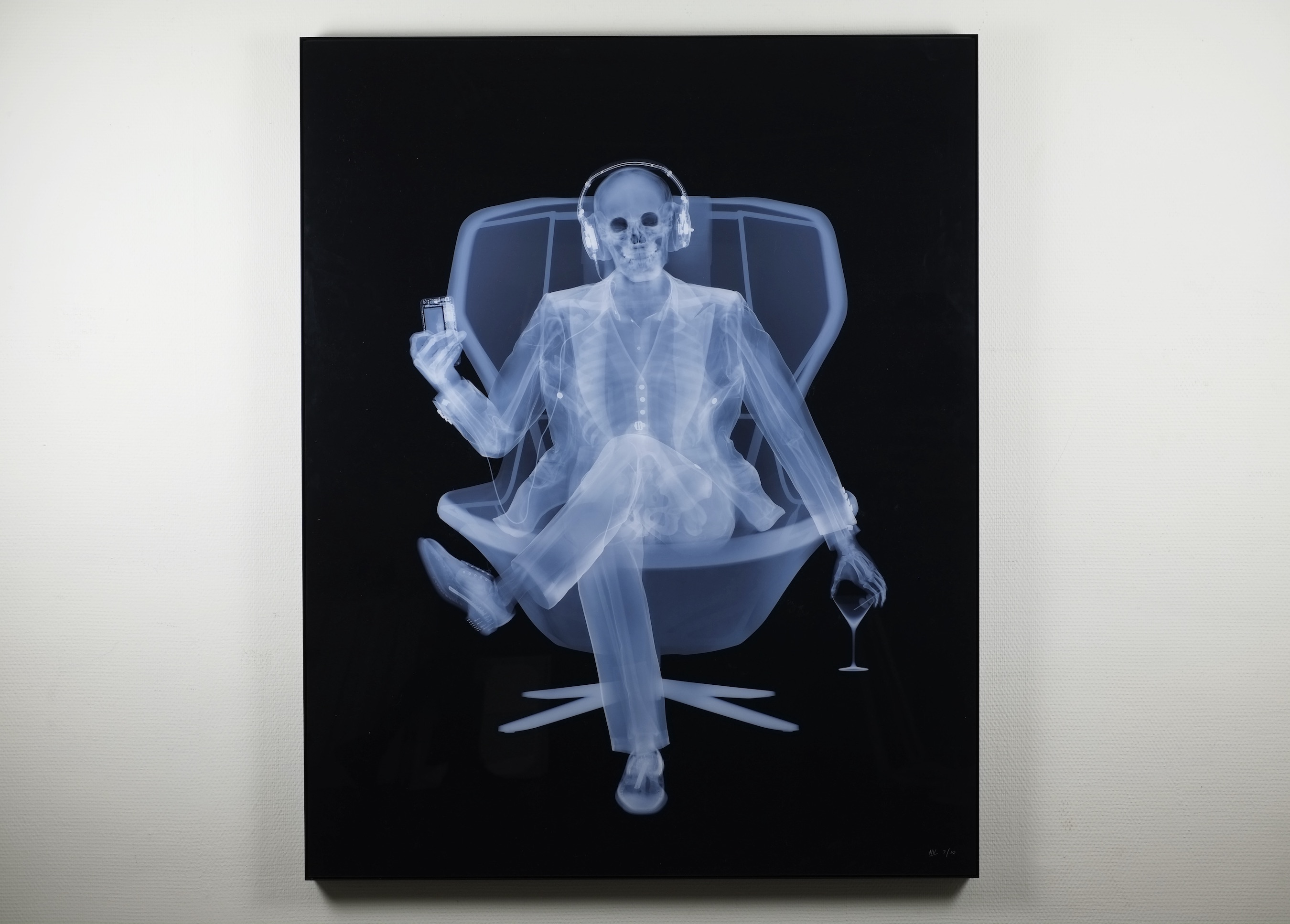 Nick Veasey - Easy Listener